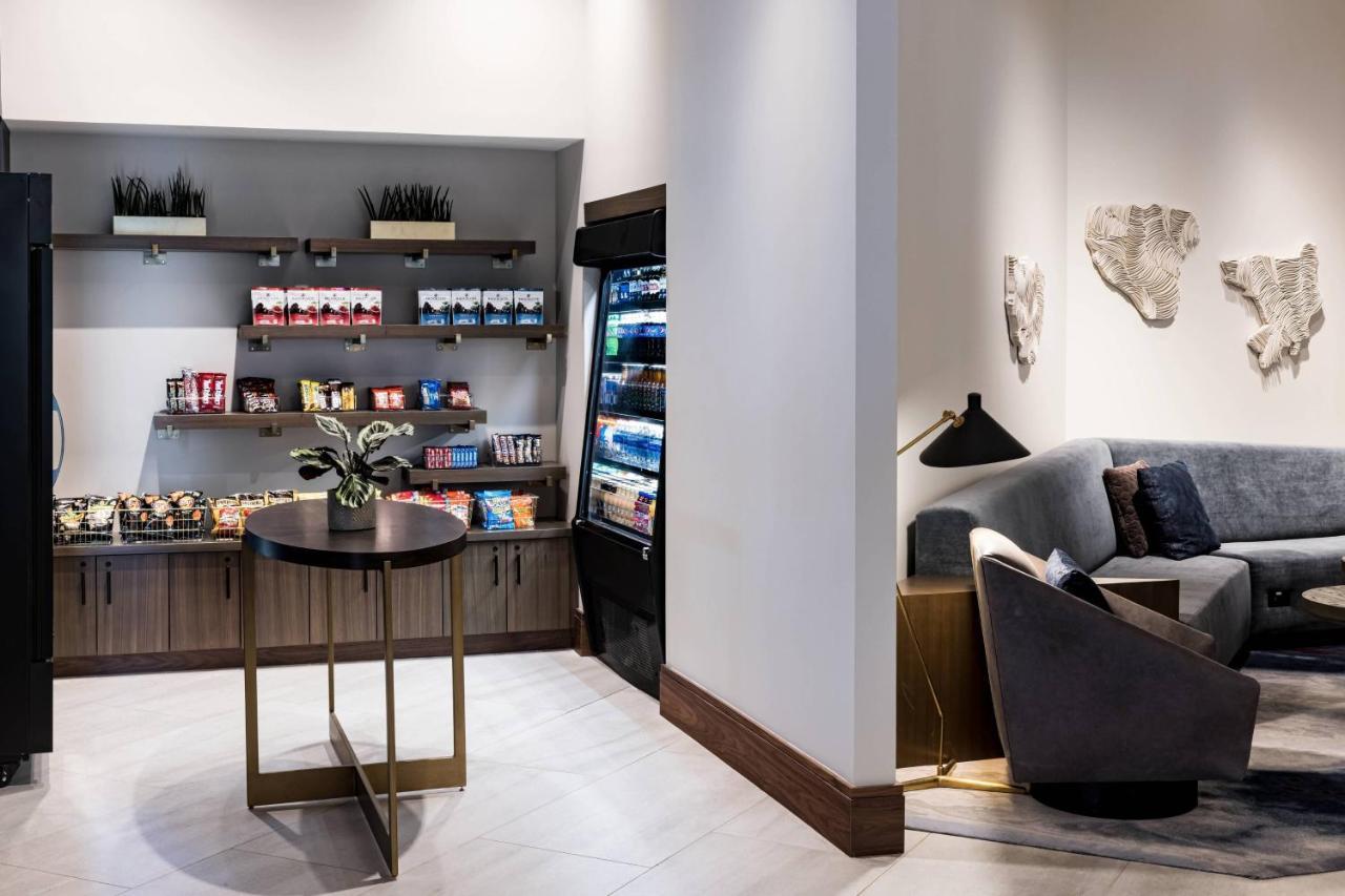 Готель Richmond Marriott Екстер'єр фото