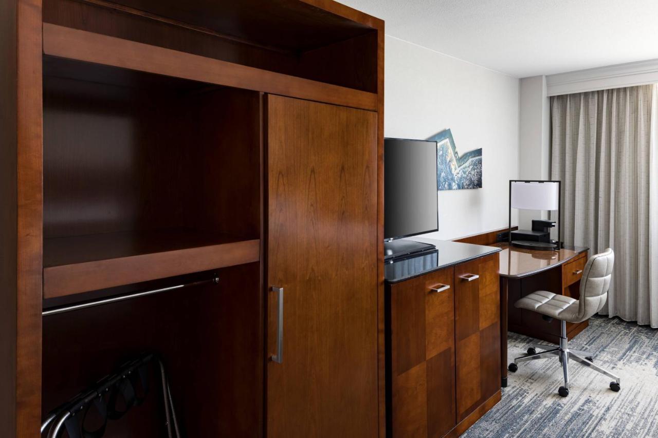 Готель Richmond Marriott Екстер'єр фото