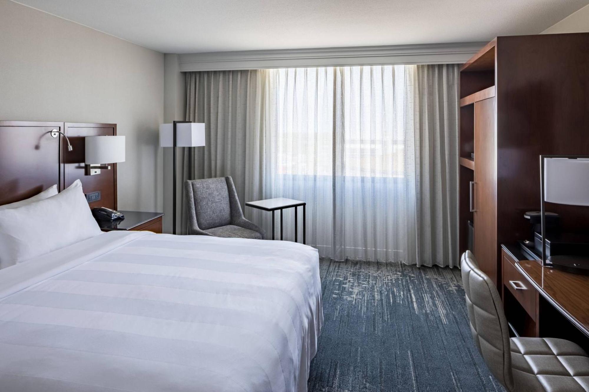 Готель Richmond Marriott Екстер'єр фото