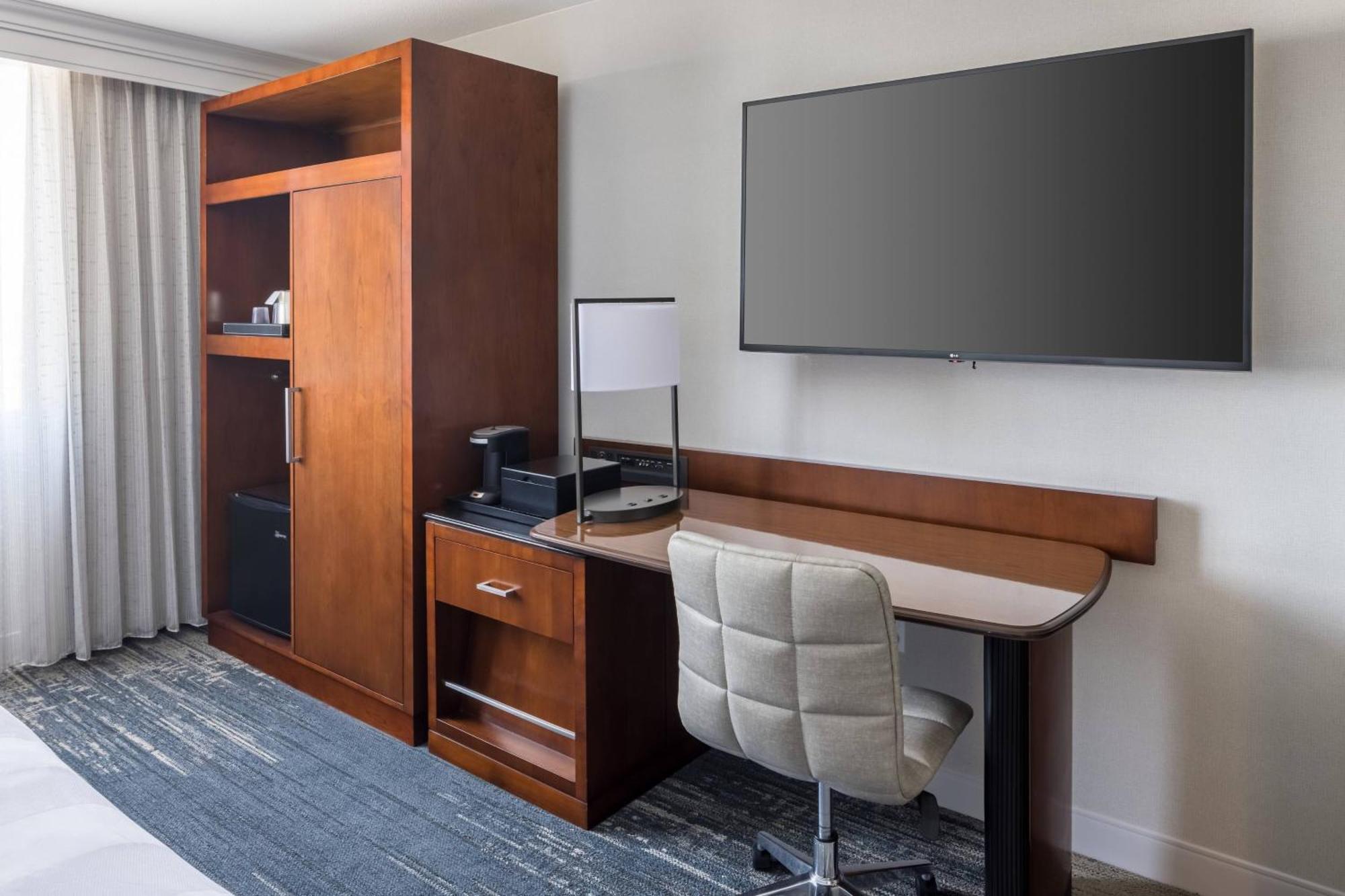Готель Richmond Marriott Екстер'єр фото
